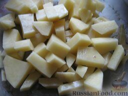 Рассольник с почками: Картофель почистить, помыть, нарезать кубиками.