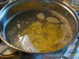 Рассольник с почками: В кастрюлю налить воду, вскипятить. Добавить почки и картофель. Промыть рис. Через 10 минут добавить его в кастрюлю.