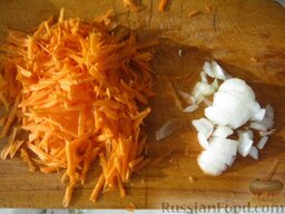 Рассольник с почками: Почистить и помыть лук и морковь. Лук нарезать кубиками. Морковь натереть на крупную терку.