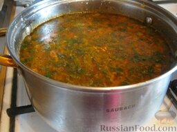 Рассольник с почками: Наш суп готов. Подавать рассольник с почками со сметаной и зеленью. Приятного аппетита!