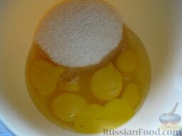Рулет Бисквитный: Как приготовить бисквитный рулет:    Включить и разогреть духовку до 200 градусов.  В миску разбить яйца и насыпать сахар.