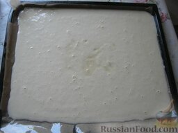Рулет Бисквитный: Застелить противень бумагой для выпечки. Смазать растительным маслом. Вылить тесто на пергаментную бумагу и распределить его по противню.