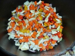 Крем-суп из тыквы: Обжариваем овощи.