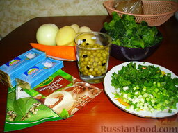 Сырный суп с брокколи: Как приготовить сырный суп с брокколи:    Куриные бедрышки заливаем холодной водой, доводим до кипения, варим на небольшом огне примерно 30 минут.  Пока готовится бульон:  - чистим овощи;  - разделяем брокколи на соцветия;  - нарезаем зелень;