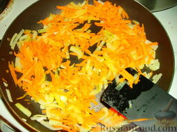 Сырный суп с брокколи: - лук нарезаем полукольцами и обжариваем на разогретой сковороде с маслом пару минут, до прозрачности;  - морковь трем на крупной терке и обжариваем вместе с луком еще пару минут;  - добавляем немного воды (примерно 0,5 стакана) и тушим овощи 15-20 минут;  - для загустения добавляем 1-2 ложки муки (для равномерности муку рассеиваем над всей поверхностью сковороды и сразу перемешиваем).