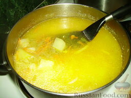 Сырный суп с брокколи: Картофель нарезаем кубиками.  В готовый бульон добавляем обжаренные овощи и нарезанный кубиками картофель.