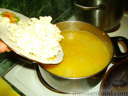 Сырный суп с брокколи: Когда картофель сварится (минут через 12-15 можно проверить вилкой - он должен легко разламываться при накалывании), добавляем плавленый сыр. Для лучшего растворения сыр нужно натереть на крупной терке или нарезать мелкими кубиками. Помешиваем до полного растворения сыра.