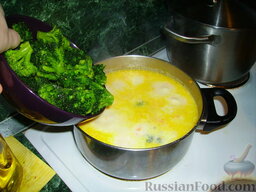 Сырный суп с брокколи: Когда сыр растворится, добавляем брокколи.