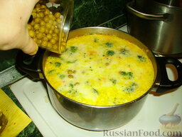 Сырный суп с брокколи: И сразу зеленый горошек.