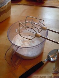 Печенье "Cпутники" с ореховым крокантом: Яичные белки с солью взбить миксером до густой массы, добавить постепенно сахарную пудру.