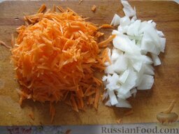 Голубцы из кислой капусты: Почистить и помыть лук и морковь. Лук нарезать кубиками. Морковь натереть на крупной терке.