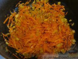 Голубцы из кислой капусты: Разогреть сковороду, налить 30 г растительного масла. Обжарить на среднем огне помешивая лук и морковь в течение 5 минут.