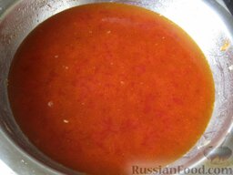 Голубцы из кислой капусты: Развести в миске из под фарша  горячей водой томат-пасту, посолить по вкусу.