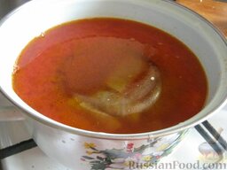 Голубцы из кислой капусты: Залить голубцы томатной заливкой. Сверху закрыть тарелкой, чтобы не всплывали при готовке.