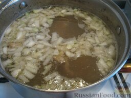 Суп Харчо из говядины: Почистить и помыть лук, нарезать кубиками. Опустить в суп. Помыть рис и добавить в кастрюлю. Варить 20 минут.