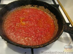 Суп Харчо из говядины: Разогреть сковороду налить 3 ст. ложки растительного масла, растворить в нем томатную пасту. Добавить в суп.