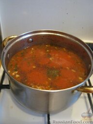 Суп Харчо из говядины: Чеснок  почистить и измельчить. Добавить в суп чеснок, оставшуюся зелень и лавровый лист. Пусть все вместе покипит на самом маленьком огне 5 минут под закрытой крышкой.