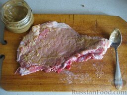 Свиные отбивные на косточке: Смазать мясо горчицей и поставить на 1 час в холодильник. Это нужно для того, чтобы при жарке из мяса не вытек сок.