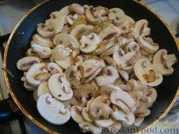 Макаронник с грибами: Грибы и лук почистить и помыть. Нарезать. Нагреть сковороду, добавить растительное масло. Обжарить грибы с луком помешивая на среднем огне 10 минут. Посолить и поперчить.