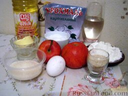 Оладьи с яблоком и кунжутом: Ингредиенты для оладий с яблоками перед Вами.    Как приготовить оладьи с яблоками:    Муку просеять. Сливочное масло растопить в сковороде на самом маленьком огне.
