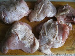 Жареная курица на сковороде: Как приготовить жареную курицу на сковороде:    Курицу тщательно помыть и разрезать на кусочки. Осушить. Посолить и поперчить. Оставить на 10 минут для маринования.