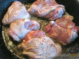 Жареная курица на сковороде: Разогреть сковороду. Налить растительное масло. Выложить курицу на сковороду с раскаленным растительным маслом и жарить на умеренном огне в течение 15 минут, затем куски курицы перевернуть и жарить еще в течение 15 минут.