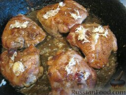 Жареная курица на сковороде: Почистить и натереть на мелкой терке чеснок. Выложить его на курицу. Накрыть сковороду крышкой, уменьшить огонь до самого маленького и жарить в течение 5 минут.