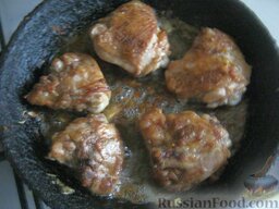 Жареная курица на сковороде: После чего перевернуть курицу и жарить еще в течение 3-5 минут под крышкой.