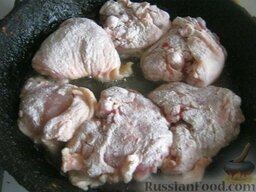 Курица с грибами и овощами в сметане: Сковороду нагреть. Налить растительное масло. Обжарить мясо 4-6 минут на среднем огне сначала с одной стороны.