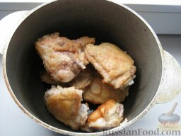 Курица с грибами и овощами в сметане: Выложить обжаренное мясо в казан.