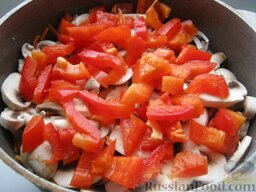 Курица с грибами и овощами в сметане: Перец болгарский помыть, очистить и нарезать соломкой. Выложить в казан.