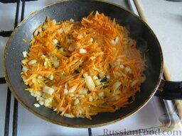 Рис с овощами постный: Как приготовить рис с овощами:    Морковь и лук почистить. Помыть. Лук порезать кубиками. Морковь натереть на крупную терку. Нагреть сковороду. Налить 50 г растительного масла. Потушить овощи на сковородке на среднем огне, помешивая 4-5 минут.