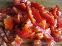 Рис с овощами постный: Перец болгарский помыть , почистить и нарезать соломкой.  Вскипятить чайник.