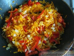 Рис с овощами постный: Добавить в сковороду перец. Тушить все вместе 5 минут помешивая.