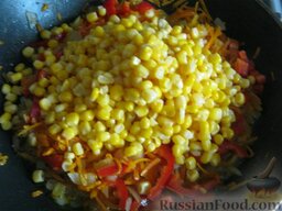 Рис с овощами постный: Открыть кукурузу добавить в сковороду вместе с жидкостью. Посолить и поперчить, положить специи. Все хорошо перемешать.