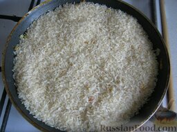 Рис с овощами постный: Сверху засыпать ровным слоем рис, распределяя его по всей площади.