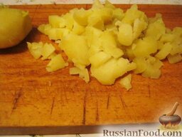 Салат из яблок и сельдерея: Как сделать салат из яблок с сельдереем:    Картофель помыть. Отварить до готовности. Охладить. Почистить. Нарезать кубиками.