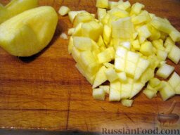 Салат из яблок и сельдерея: Яблоки помыть, очистить, удалить сердцевину и нарезать кубиками.