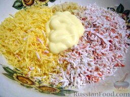 Крабовый салат с сыром и яйцами: Соединить все ингредиенты в миске. Заправить крабовый салат майонезом. Перемешать в однородную массу.