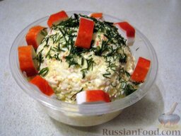 Крабовый салат с сыром и яйцами: Выложить крабовый салат с сыром и яйцами в салатницу, украсить зеленью и крабовыми палочками.  Приятного аппетита!