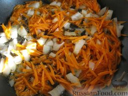 Рагу из баклажанов постное: Разогреть сковороду. Налить растительное масло. Выложить лук и морковь. Тушить, помешивая, на среднем огне 5 минут.