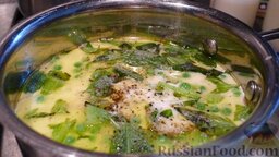 Крем-суп из сельдерея, базилика, молодого горошка с креветками: Добавляем базилик, зеленый горошек, молоко, измельченные в пюре листья кинзы, петрушки.  Варим еще 5-7 минут на слабом огне. Добавляем в нашу смесь соль и перец по вкусу.