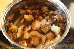 Грибной суп: Как приготовить грибной суп:    В кастрюле отвариваем нарезанные грибы, 15-20 минут.