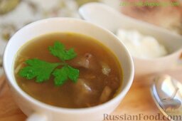 Грибной суп: Подаем грибной суп со сметаной.  Приятного аппетита!