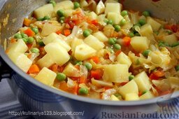 Овощное рагу: Затем добавить по вкусу соль, порезанный кубиками картофель, горошек, лавровый лист. Накрыть крышкой и тушить овощное рагу до готовности капусты и картофеля. Капуста должна быть очень мягкой.