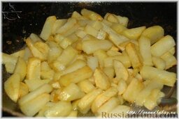 Азу по-татарски: Теперь, нужно почистить картошку, нарезать её брусочками и обжарить в топленом масле, почти до полной готовности.