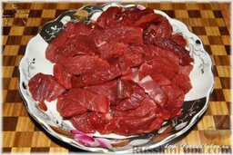 Азу по-татарски: Мясо (я использовал говяжью голяшку) нарезать продолговатыми кусочками, размером примерно с большой палец руки.