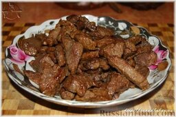 Азу по-татарски: Переложить готовое мясо в чистую тарелку и отставить в сторонку.
