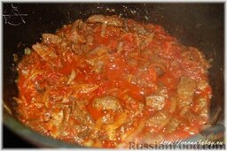 Азу по-татарски: Перемешать и готовить несколько минут, не накрывая крышкой, чтобы выпарилась лишняя влага из помидоров и появился красивый, насыщенный томатный цвет.