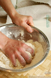 Cлойки с начинкой: Замешиваю тесто сначала ложкой, а затем руками.
